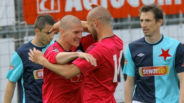 BUD�JOVICKÁ RADOST. Hrá�i �eských Bud�jovic se radují ze vst�eleného gólu. Vlevo Zden�k Ondrá�ek, vpravo st�elec Tomá� Stráský.