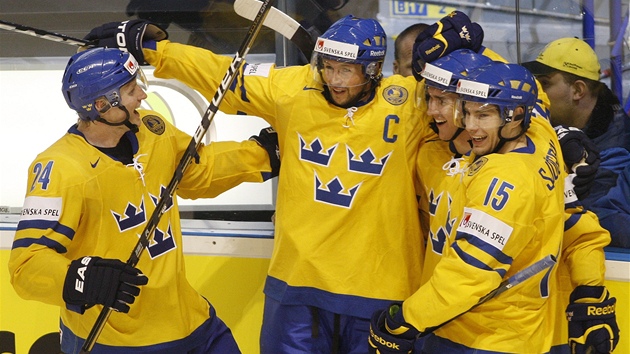 �VÉDSKÁ RADOST. �véd�tí hokejisté se radují z gólu.