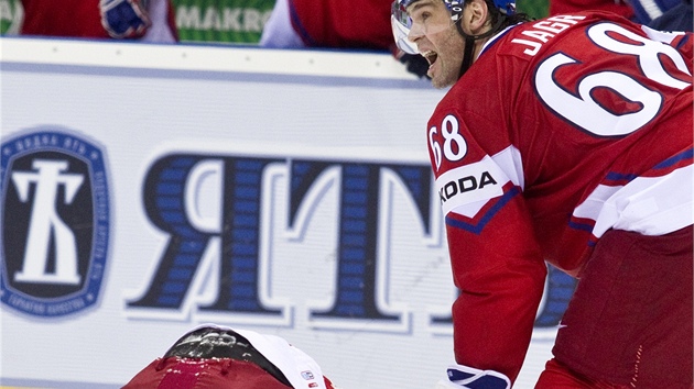 JSI V POHOD�, KÁMO? Jaromír Jágr se sklání nad ot�eseným Karlem Rach�nkem.