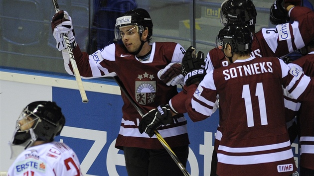 Hokejisté Lotyšska se radují z gólu, který vstřelili Rakousku na mistrovství světa ve skupině o udržení.