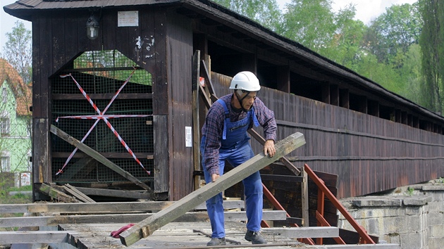 Tesa Vladimír Kuera rozebírá starou a zchátralou konstrukci pedmostí kryté lávky v eském Krumlov. Po loské oprav stechy je to druhá etapa opravy mostu.