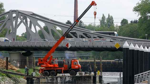 Ve Vltav u eskobudjovického Dlouhého mostu pokrauje stavba plavebního koridoru v rámci projektu splavnní Vltavy.