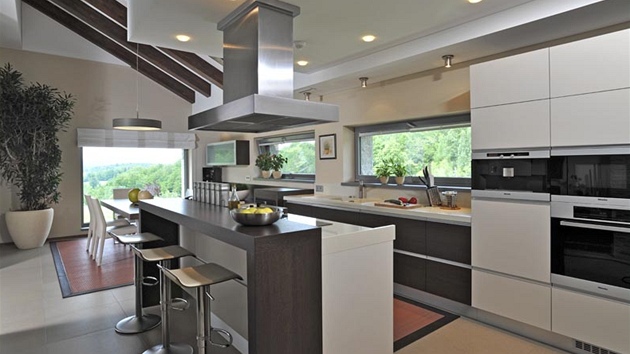 Kuchyně od firmy Brick s jídelnou je ve společenském prostoru výškově vymezena dvěma schody.