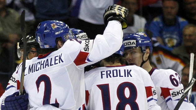 Čeští hokejisté se radují z gólu v duelu s Německem.
