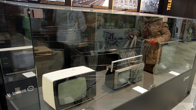 Televizory na výstavě historických elektrospotřebičů v Chebu.