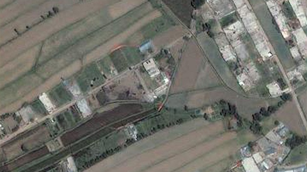 Satelitní snímek úkrytu (uprosted), ve kterém se schovával vdce al-Káidy Usáma bin Ládin