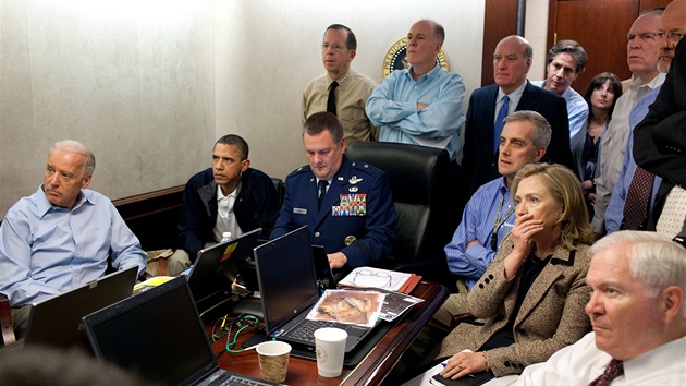 Americk prezident Barack Obama, viceprezident Joe Biden, ministryn zahrani Hillary Clintonov, f Pentagonu Robert Gates a dal lid sleduj v takzvan Situation Room v Blm dom operaci proti Usmu bin Ldinovi