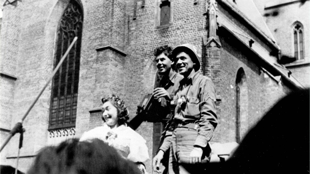 Američané v Hradci Králové 8. května 1945 pózují s děvčetem před chrámem svatého Ducha.