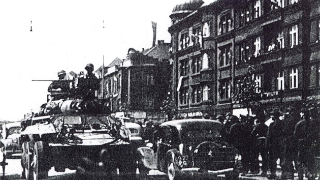 Američané v Hradci Králové 8. května 1945. Na Karlově třídě se míjí s mašírujícími Němci.