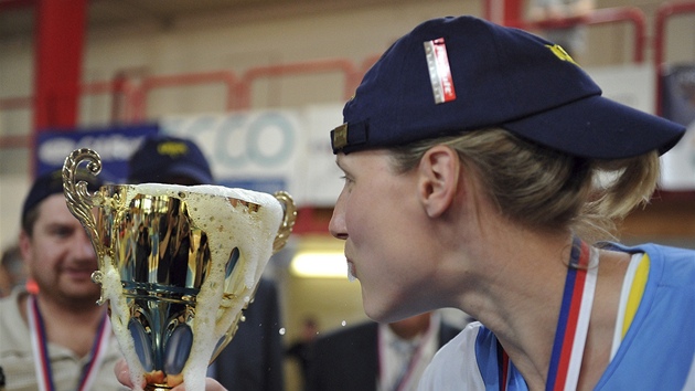 Michaele Feran�íkové, kapitánce USK Praha, p�etekl pohár pro vít�zky �eské ligy.