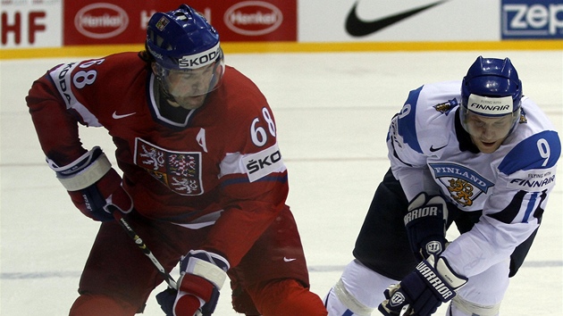 eský útoník Jaromír Jágr (vlevo) je atakován Mikkem Koivem z Finska.