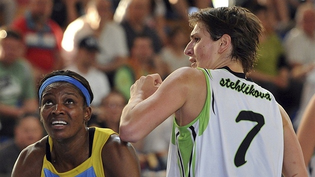 DeLisha Milton-Jonesová (vlevo) z USK Praha úto�í p�es Romanu Stehlíkovou z Frisca Brno.