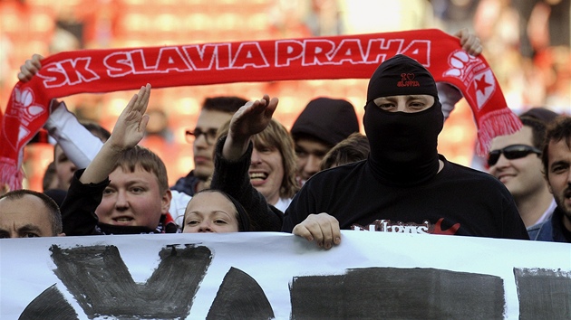 Nespokojení fanou�ci Slavie protestují proti vedení klubu.