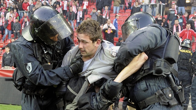 Proti nejradikáln�j�ím fanou�k�m Slavie zasáhla policie.