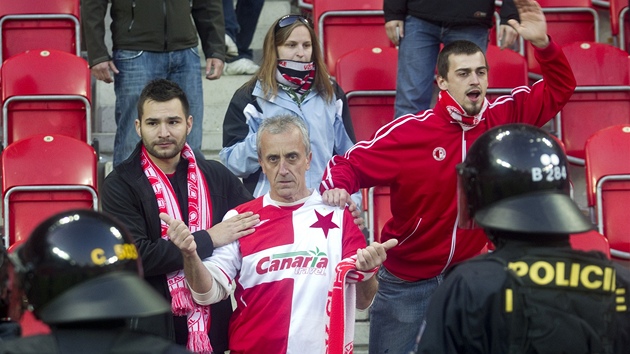 Fanouci Slavie stanuli tváí v tvá zasahující policii.