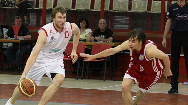 Pavel Hemmy (vlevo) v dresu Chomutova úto�í kolem Jana �echa z Jind�ichova Hradce.
