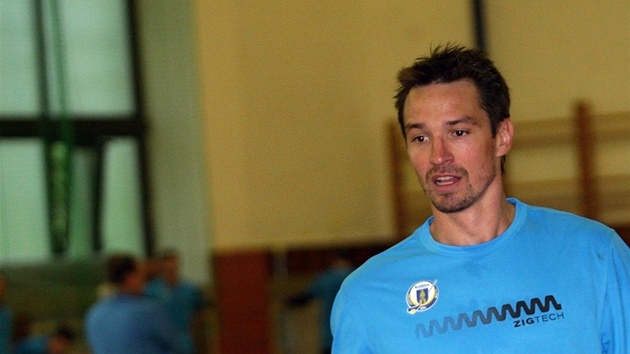 Petr ajánek pi píprav hokejist PSG Zlín v elechovicích.
