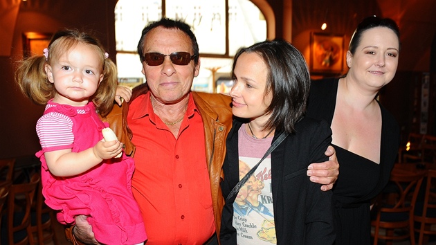 Jan Saudek s dcerami a partnerkou Pavlou Hodkovou 