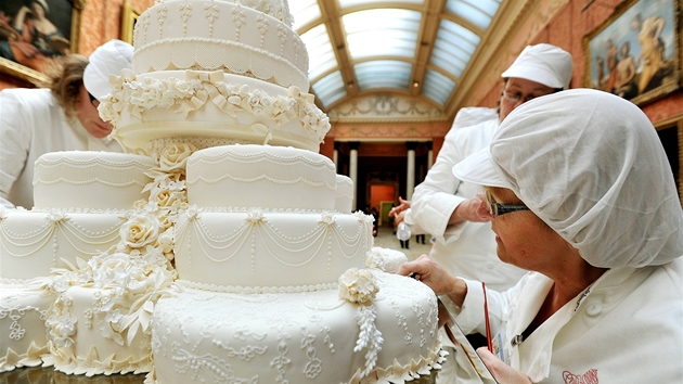Píprava osmipatrového svatebního dortu