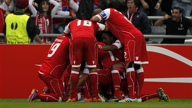 VÝBORN! Fotbalisté Bragy se radují z gólu do sít Benfiky Lisabon.