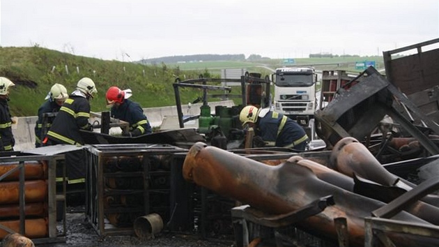Hasiči odstraňují ze silnice lahve s acetylenem po nehodě u tunelu Valík. (3. 5. 2011)