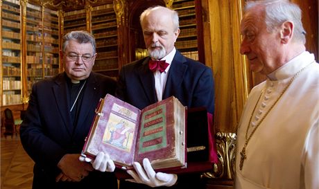 Opat Michael Josef Pojezdn (vpravo), arcibiskup Dominik Duka (vlevo) a Jan Bondra ze spolenosti Tempus Libri. 