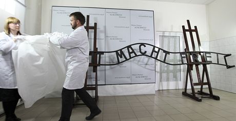 Technici osvtimského muzea ukázali opravený originální nápis Arbeit macht frei. (18. kvtna 2011)