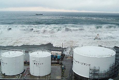 Snmky spolenosti Tepco ukazuj nraz tsunami ve Fukuim. (11. bezna 2011)