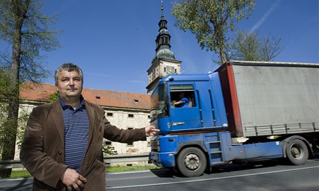 Starosta Zdeek Hanzlíek a dalí obyvatelé Plas netrpliv vyhlíejí stavbu nového obchvatu, který odvede z msta tranzitní dopravu.