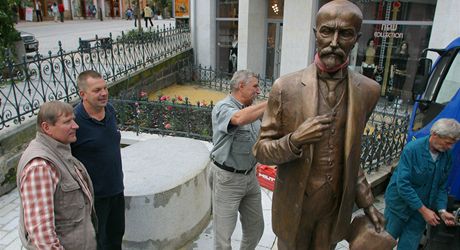Karlovarská socha Masaryka, kterou si Rusové pletou s Leninem