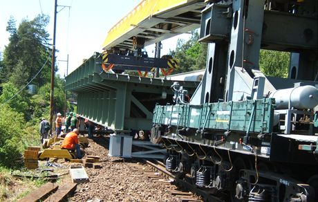 Ppravn prce ped pesunem nov mostn konstrukce kolejovm jebem GEK 80 ve stanici Stbro.