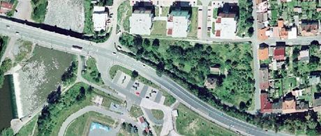 Letecký snímek kiovatky Mostní ulice s Kvtnou u koda sport parku u eky Radbuzy v Plzni