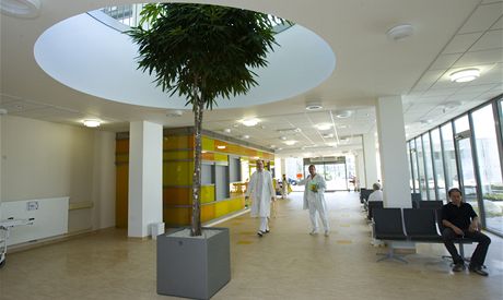 Vestibul novho pavilonu onkologie plzesk Fakultn nemocnice