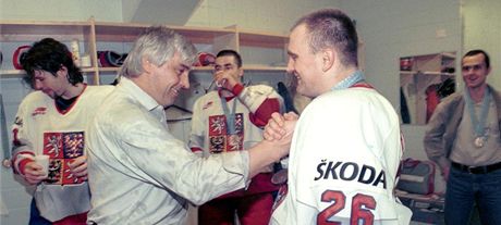 DÍKY, KAPITÁNE. Trenér eských hokejist Ivan Hlinka dkuje kapitánovi Robertu...