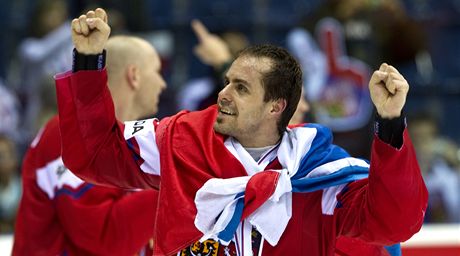 BRONZ. Takhle slavil kapitán eských hokejist Tomá Rolinek bronzovou medaili z MS v Bratislav. Co v Minsku?