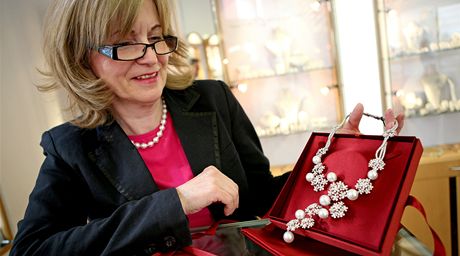 Vedoucí brnnského klenotnictví Halada Hana tochlová se vzácným náhrdelníkem za 3,7 milionu korun.