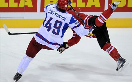 KANAANÉ LÉTALI. Ruský útoník Aruchin ádil i v semifinále proti Kanad. 