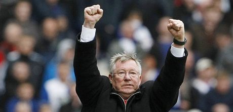 TRENR - LEGENDA. Kou Manchesteru United Alex Ferguson se raduje z vyrovnn v zpase Blackburnem.