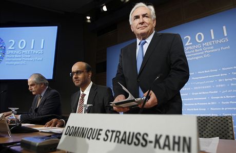 éf MMF Dominique Strauss-Kahn (vpravo). Vlevo námstek John Lipsky.