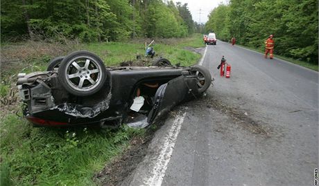 Pi automobilových závodech na Berounsku vlétl vz mezi diváky