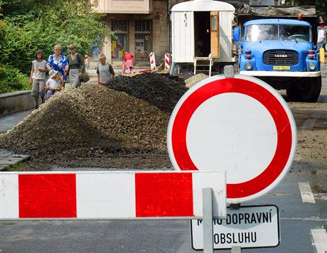 Bhem prázdnin se budou v Praze kopat sít, stavt silnice i tunely. Ilustraní foto