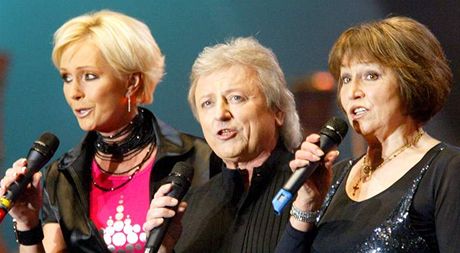 V roce 2004 bylo jet vechno v poádku (z comebackového vystoupení Golden Kids, zleva Helena Vondráková, Václav Necká, Marta Kubiová)
