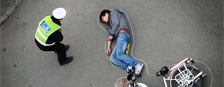 ínský policista se sklání nad obtí dopravní nehody v Pekingu. (Ilustraní foto)