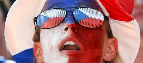 Fanouci eských hokejist sledují na Staromstském námstí v Praze utkání s