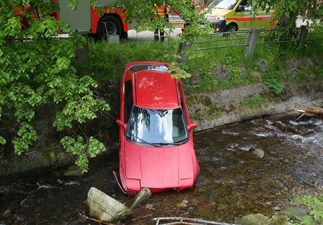 Mazda i s rodinou skonila ásten v íce Stonávka.