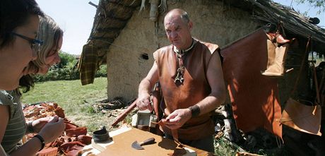 Archeologický park ve Vestarech u Hradce Králové - ukázky výroby galských...