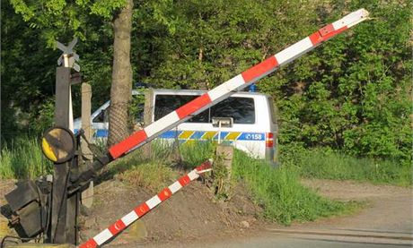 Cyklistou zlomená závora na pejezdu ve Smiicích