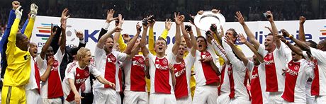 MISTI. Fotbalisté Ajaxu Amsterdam oslavují triumf v nizozemské lize.