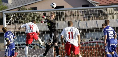 Olomoucký gólman Martin Blaha likviduje jednu ze ancí Hulína.