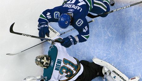 Gólman Antti Niemi ze San Jose inkasuje gól z hole Maxima Lapierra z Chicaga.